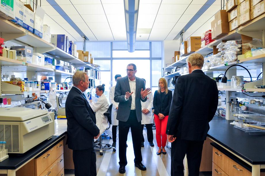 August 31, 2016 – Senator Durbin and Dr. Collins toured NIH-funded labs at the University of Chicago